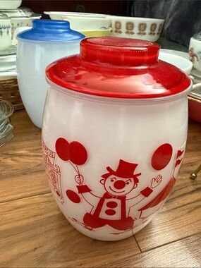 Vintage  Bartlett-Collins milk glass cookie jar Rare Find like new